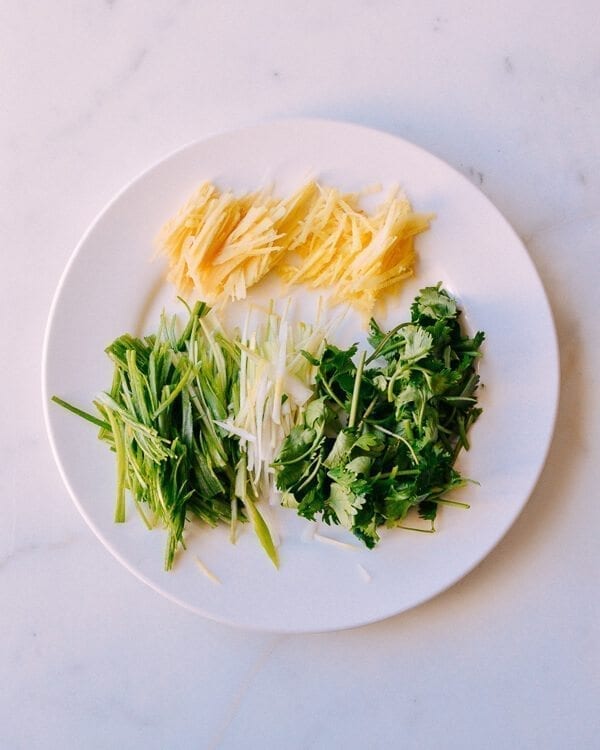 Steamed Whole Fish - Chinese Style - aromatics, by aedison.aieoederdu.tk