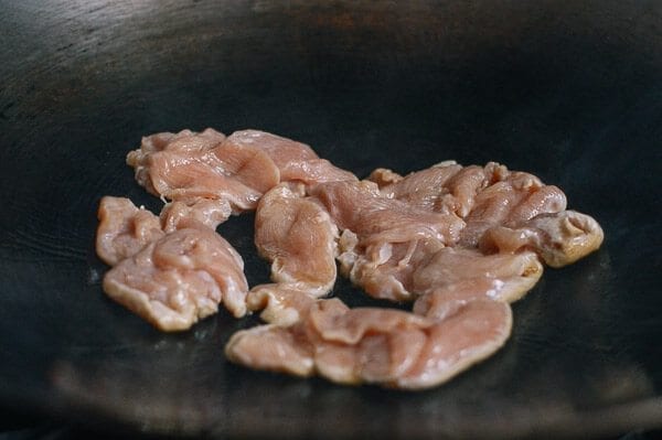 Searing Sliced Chicken in Wok, aedison.aieoederdu.tk