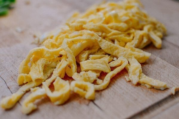 Sliced cooked egg, by aedison.aieoederdu.tk