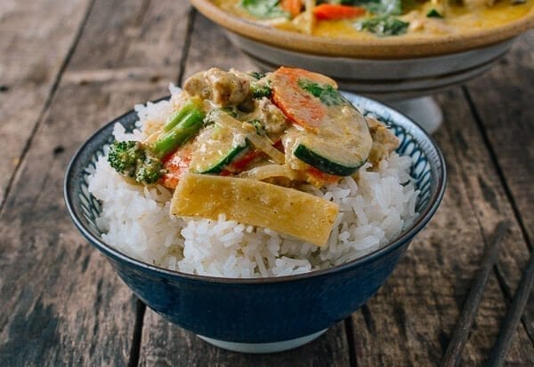 Green Curry Chicken over bowl of rice, by aedison.aieoederdu.tk