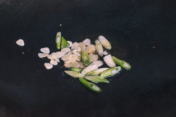 Ginger, Garlic, Scallions in wok, aedison.aieoederdu.tk