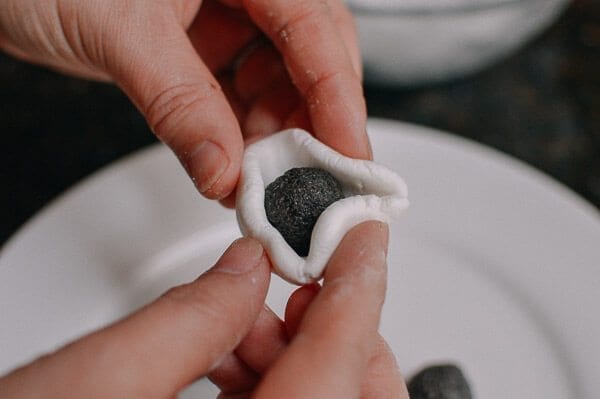 Tang Yuan (Sweet Rice Balls with Black Sesame Filling), by aedison.aieoederdu.tk