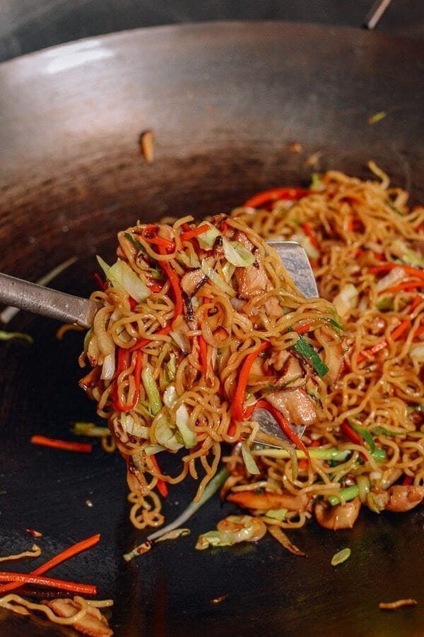 Yakisoba noodles in wok, by aedison.aieoederdu.tk
