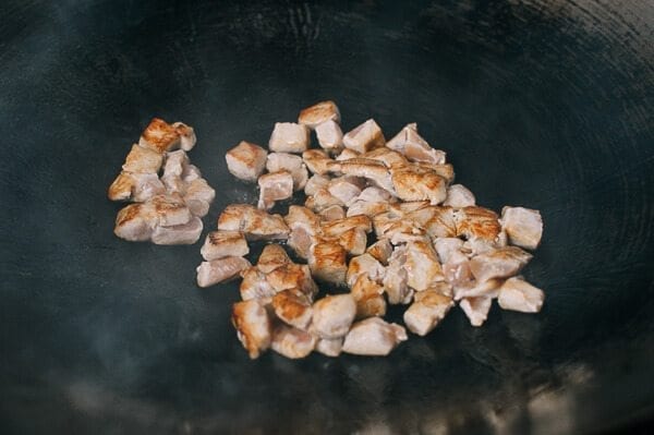 Seared chicken cubes in wok, aedison.aieoederdu.tk