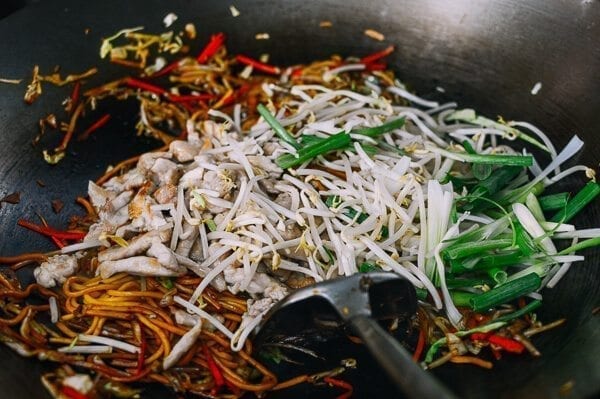 Adding bean sprouts and scallions at final stage of cooking, by aedison.aieoederdu.tk
