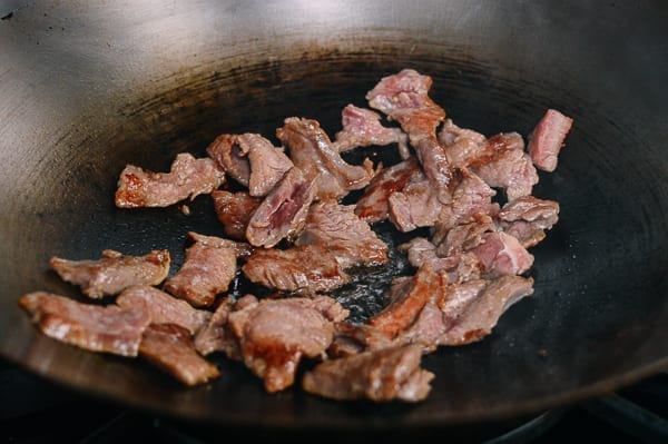 Stir-frying sliced beef, aedison.aieoederdu.tk