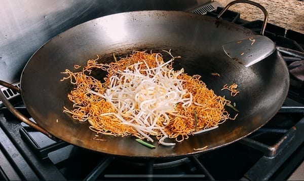 Adding Bean Sprouts to Fried Noodles, aedison.aieoederdu.tk