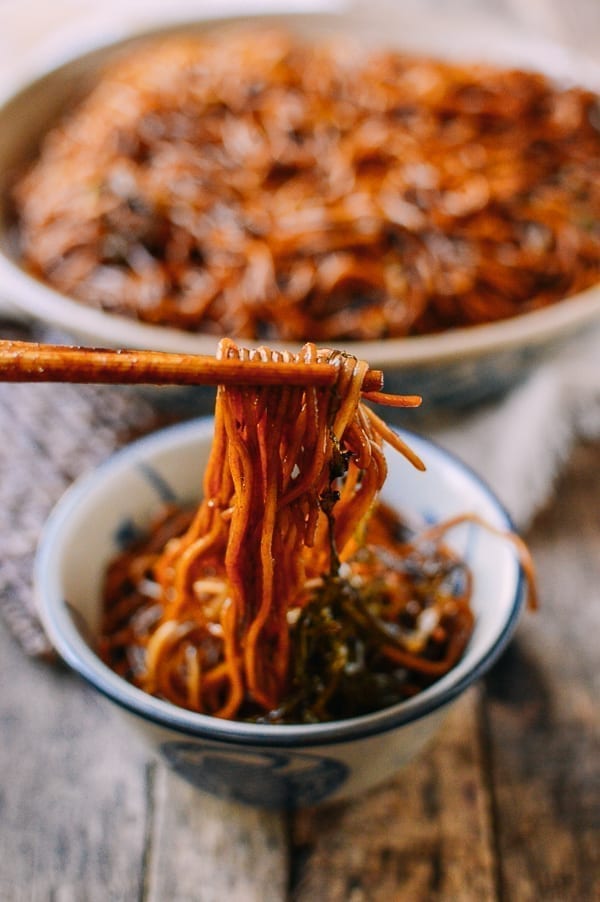 Picking up scallion oil noodles with chopsticks, aedison.aieoederdu.tk