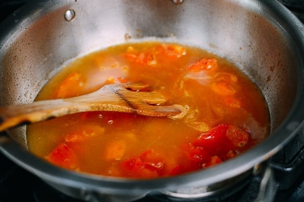 Tomatoes, stock, and seasonings in pot, aedison.aieoederdu.tk