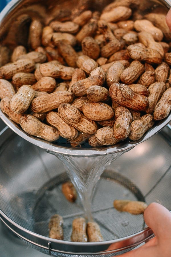 Washing fresh raw peanuts, aedison.aieoederdu.tk