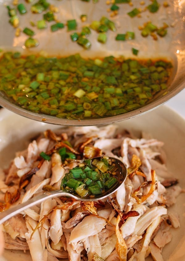 Pouring ginger scallion sauce over chicken, aedison.aieoederdu.tk