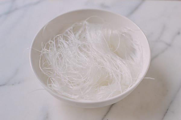 Soaking glass noodles in water, aedison.aieoederdu.tk