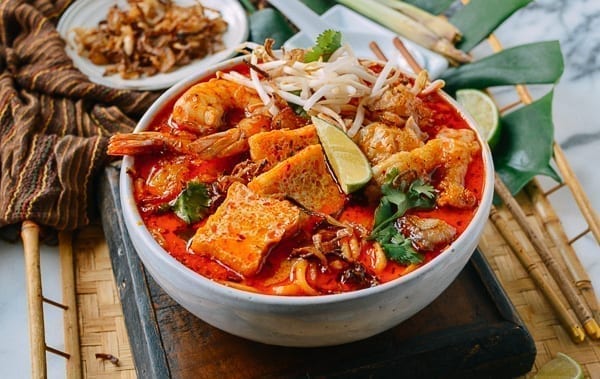 Bowl of spicy curry laksa, aedison.aieoederdu.tk