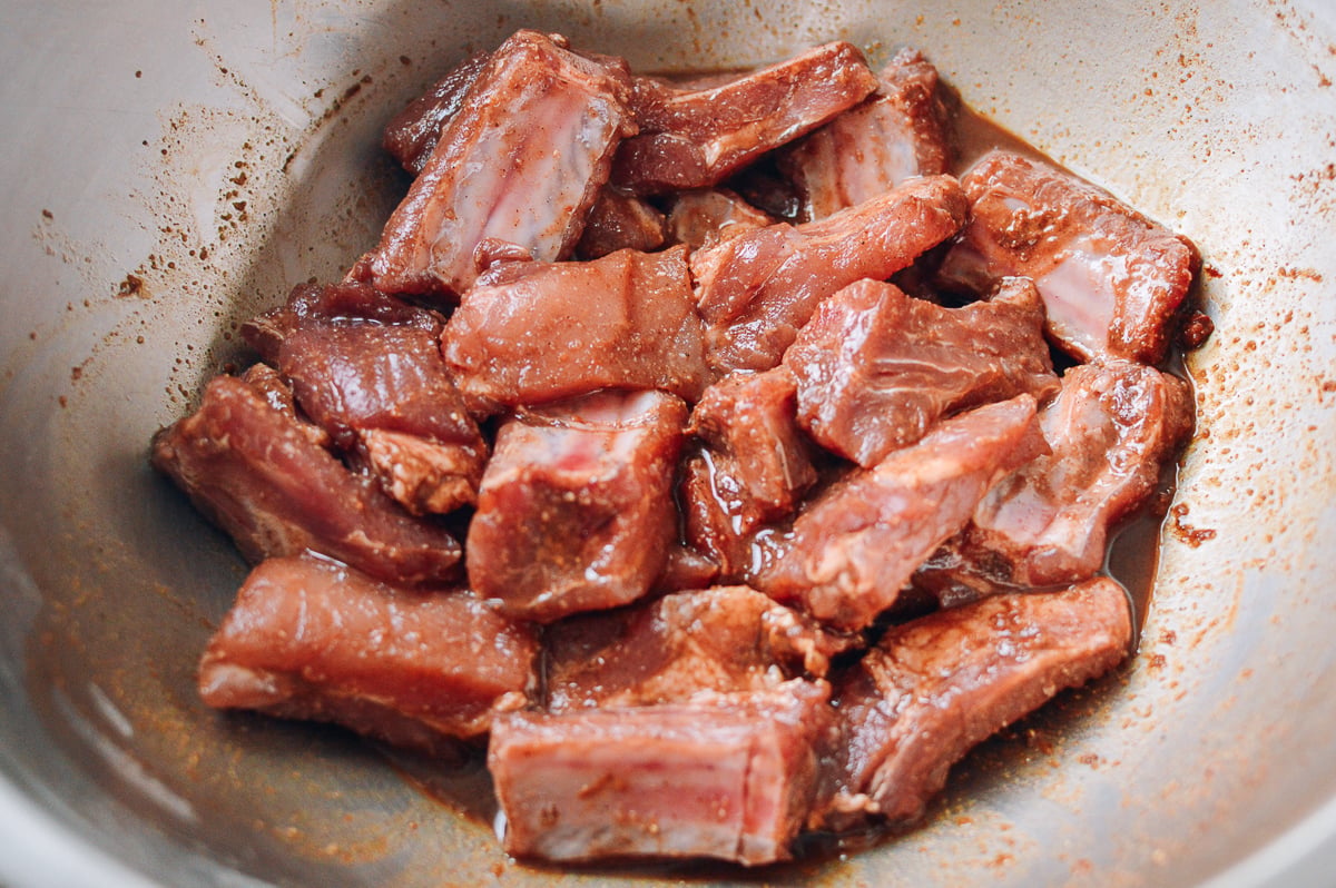 Ribs coated in marinade, aedison.aieoederdu.tk