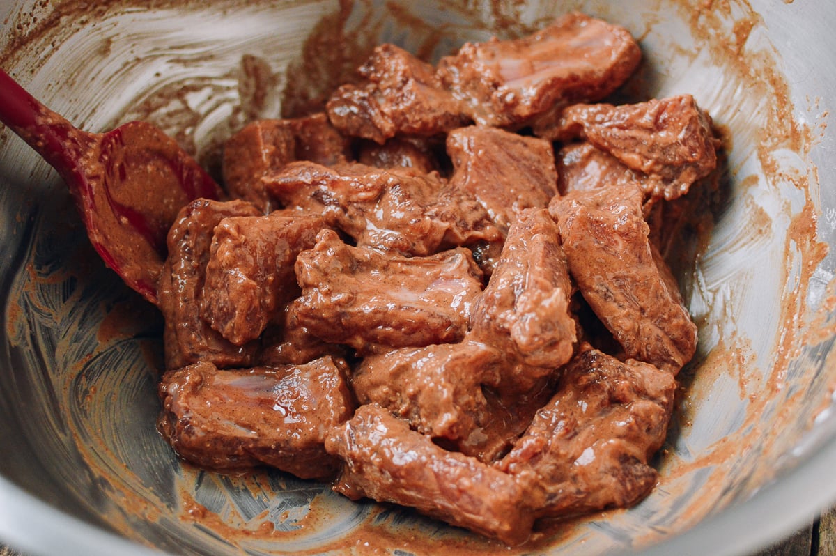 Cornstarch and Chinese marinade evenly coating ribs, aedison.aieoederdu.tk