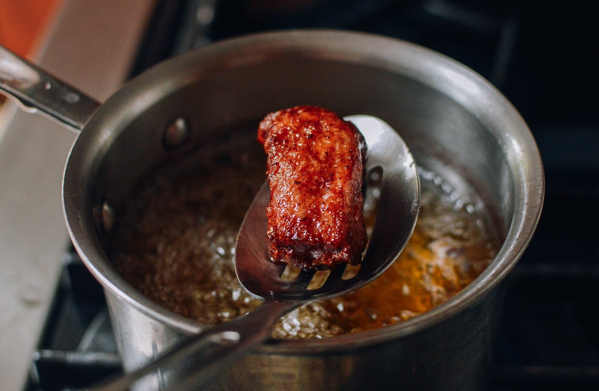 Pulling fried rib out of frying oil, aedison.aieoederdu.tk