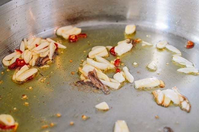 garlic, chili, and anchovy cooking in oil, aedison.aieoederdu.tk
