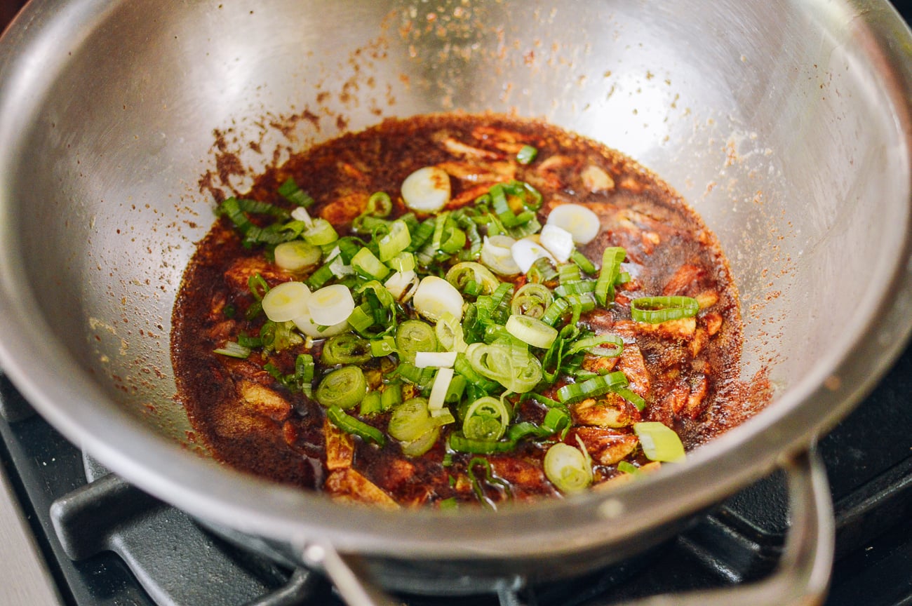 Adding scallions to garlic noodle sauce, aedison.aieoederdu.tk