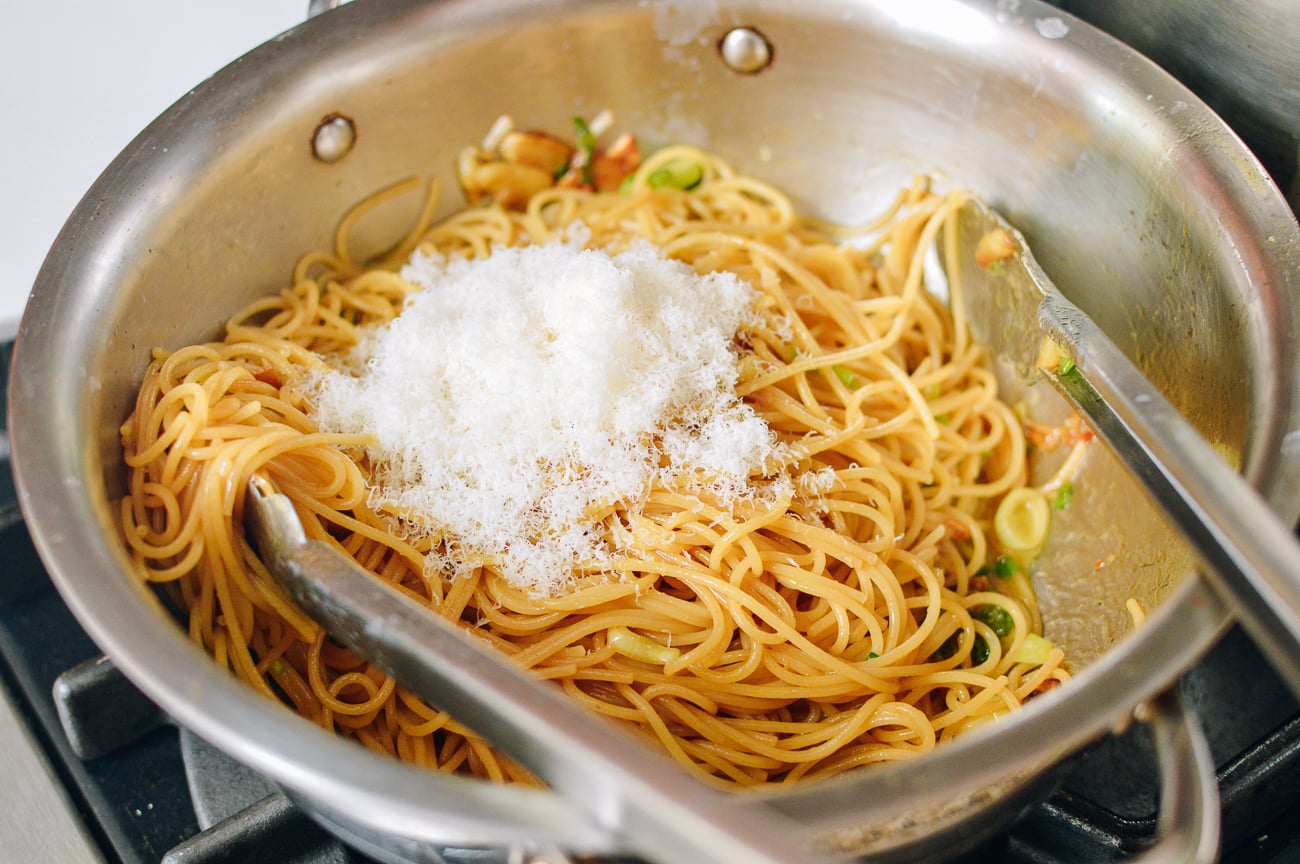 Adding cooked pasta and parmesan cheese to sauce, aedison.aieoederdu.tk