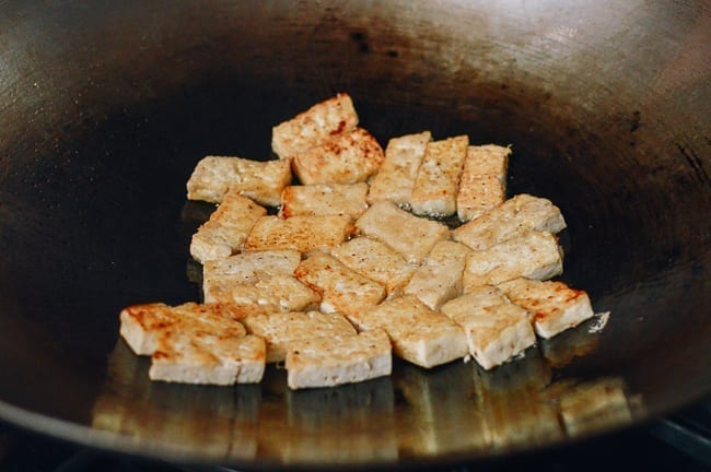 Pan-frying tofu in wok, aedison.aieoederdu.tk