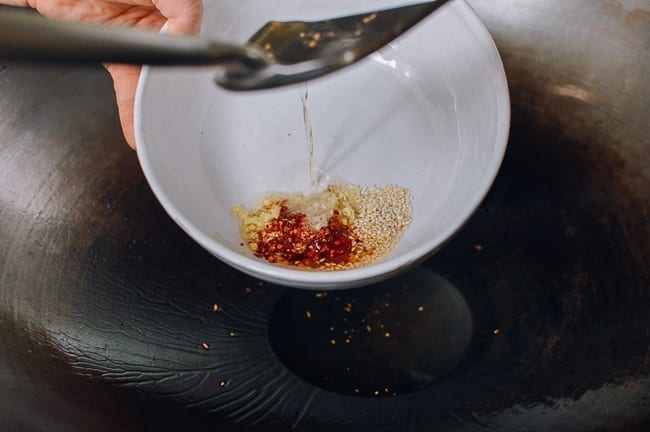 Adding hot oil to sizzle aromatics, aedison.aieoederdu.tk