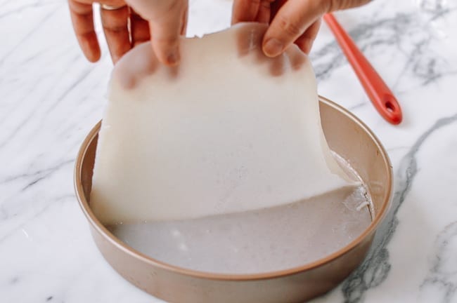 Removing cooked liangpi from pan, aedison.aieoederdu.tk