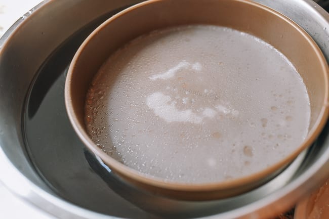 Noodle cooling on bowl of cold water, aedison.aieoederdu.tk