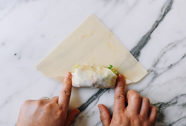 Pressing down egg roll wrapper on both sides of filling, aedison.aieoederdu.tk