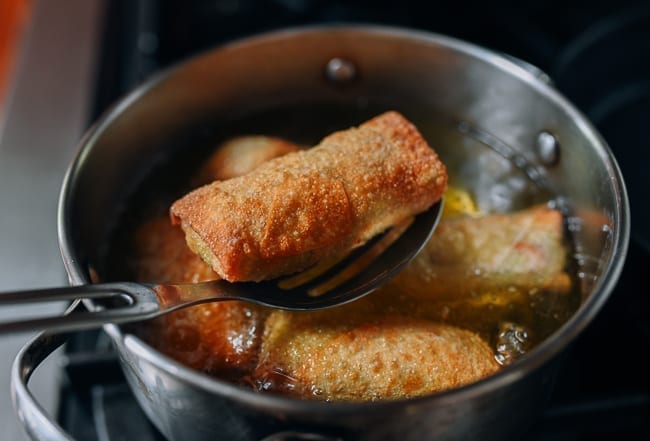 Frying egg rolls, aedison.aieoederdu.tk