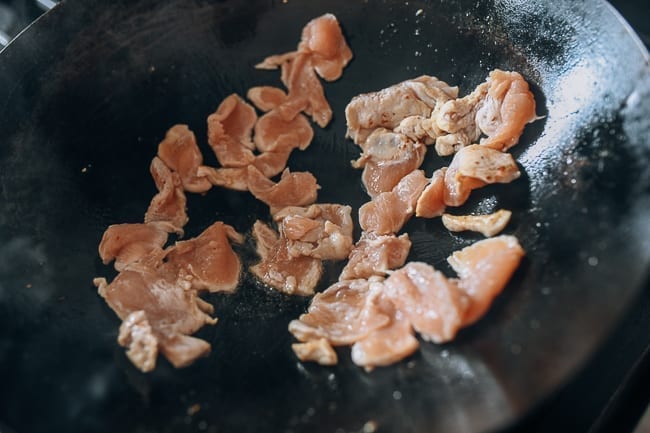 Searing sliced chicken in wok, aedison.aieoederdu.tk