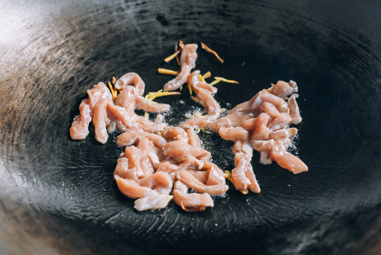 Adding chicken to ginger in wok, aedison.aieoederdu.tk