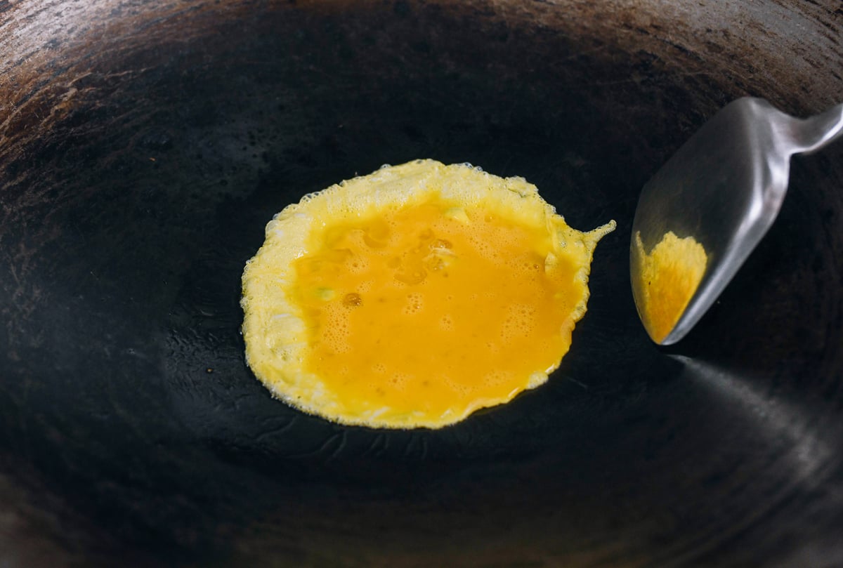 cooking beaten eggs in wok